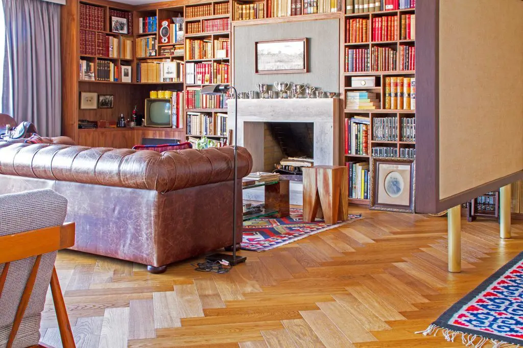 Pisos de madera: la mejor opción para ambientar su casa Piso de ingeniería de divano.