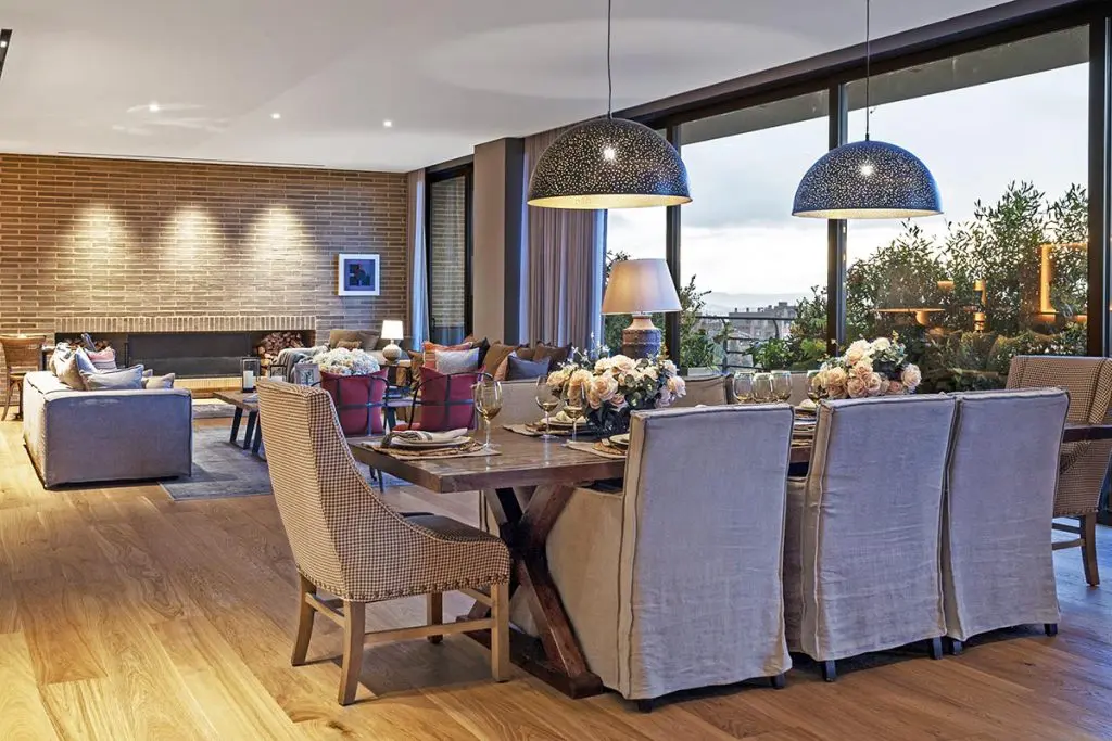 Pisos de madera: la mejor opción para ambientar su casa Piso de ingeniería de divano.