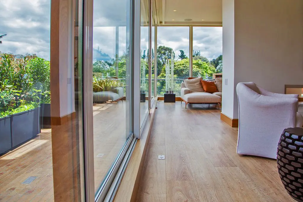 Pisos de madera: la mejor opción para ambientar su casa Piso laminado de divano.