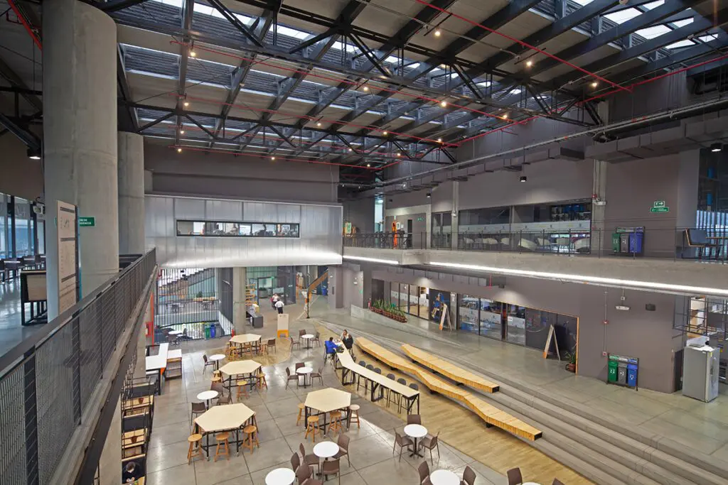 Un ‘edificio parque’ que adapta su arquitectura al contexto tropical antioqueño