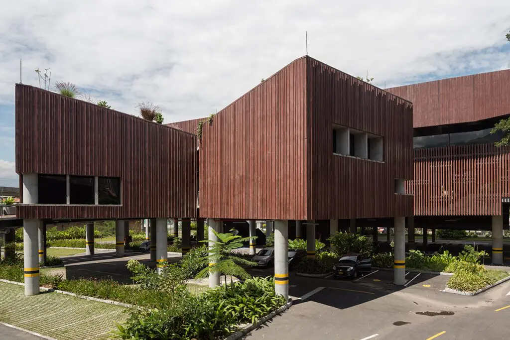 Un ‘edificio parque’ que adapta su arquitectura al contexto tropical antioqueño