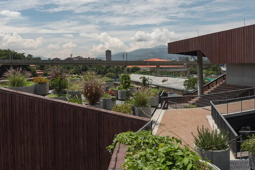 Un ‘edificio parque’ que adapta su arquitectura al contexto tropical antioqueño