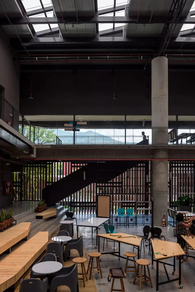 Un ‘edificio parque’ que adapta su arquitectura al contexto tropical antioqueño