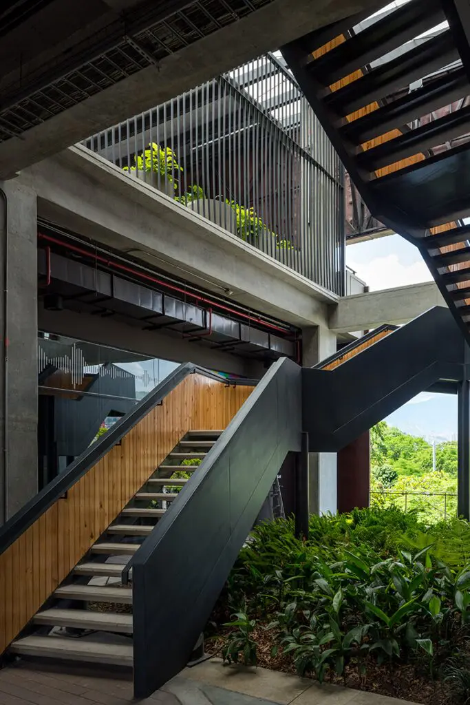 Un ‘edificio parque’ que adapta su arquitectura al contexto tropical antioqueño
