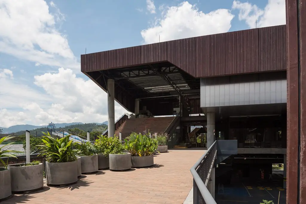 Un ‘edificio parque’ que adapta su arquitectura al contexto tropical antioqueño