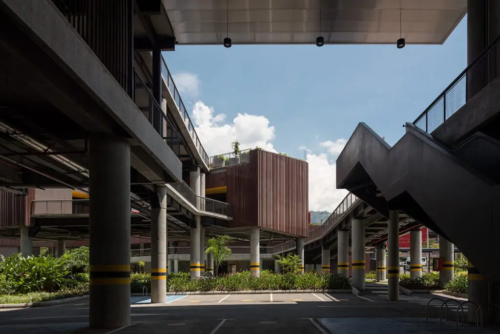 Un ‘edificio parque’ que adapta su arquitectura al contexto tropical antioqueño