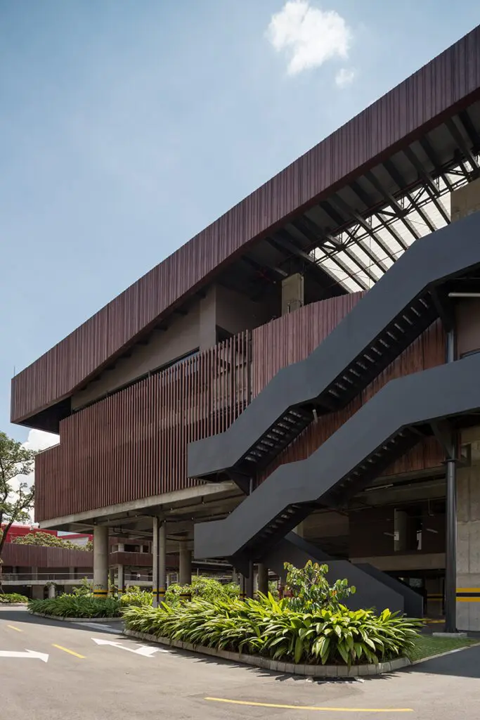 Un ‘edificio parque’ que adapta su arquitectura al contexto tropical antioqueño