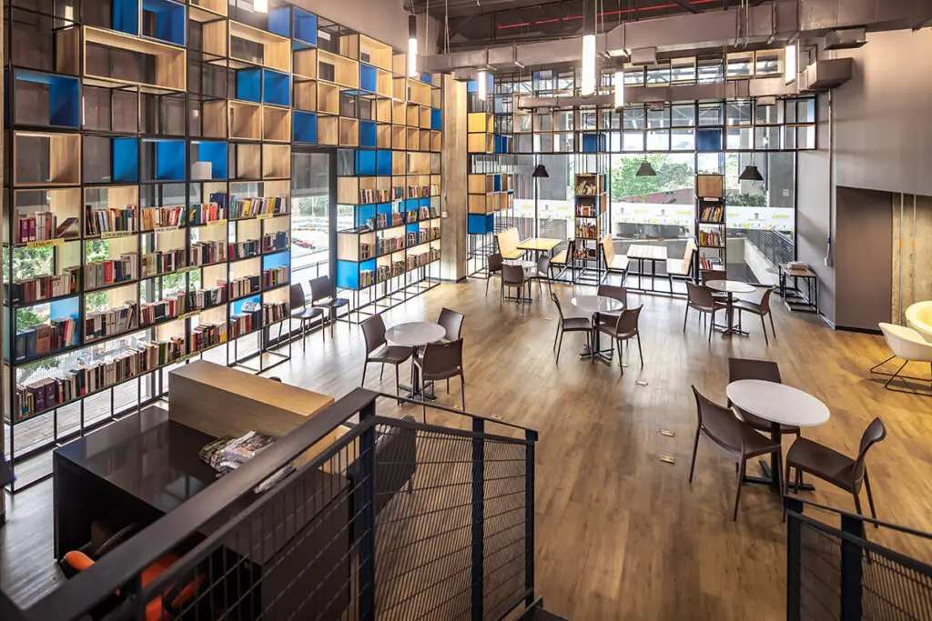 Un ‘edificio parque’ que adapta su arquitectura al contexto tropical antioqueño