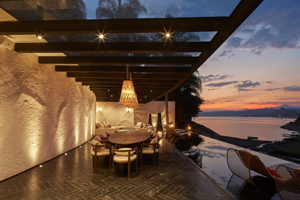 Este edificio está incrustado en la montaña y se mimetiza con la naturaleza