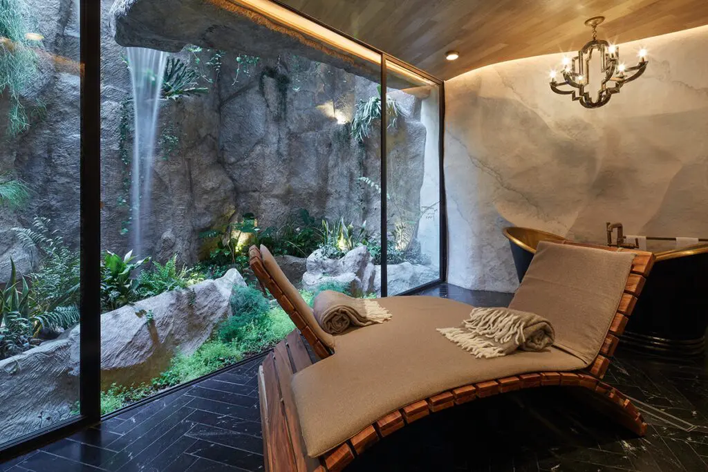 Este edificio está incrustado en la montaña y se mimetiza con la naturaleza