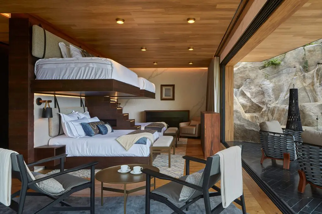 Este edificio está incrustado en la montaña y se mimetiza con la naturaleza