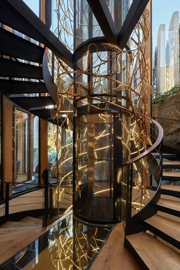 Este edificio está incrustado en la montaña y se mimetiza con la naturaleza