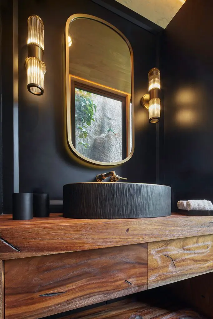 Este edificio está incrustado en la montaña y se mimetiza con la naturaleza