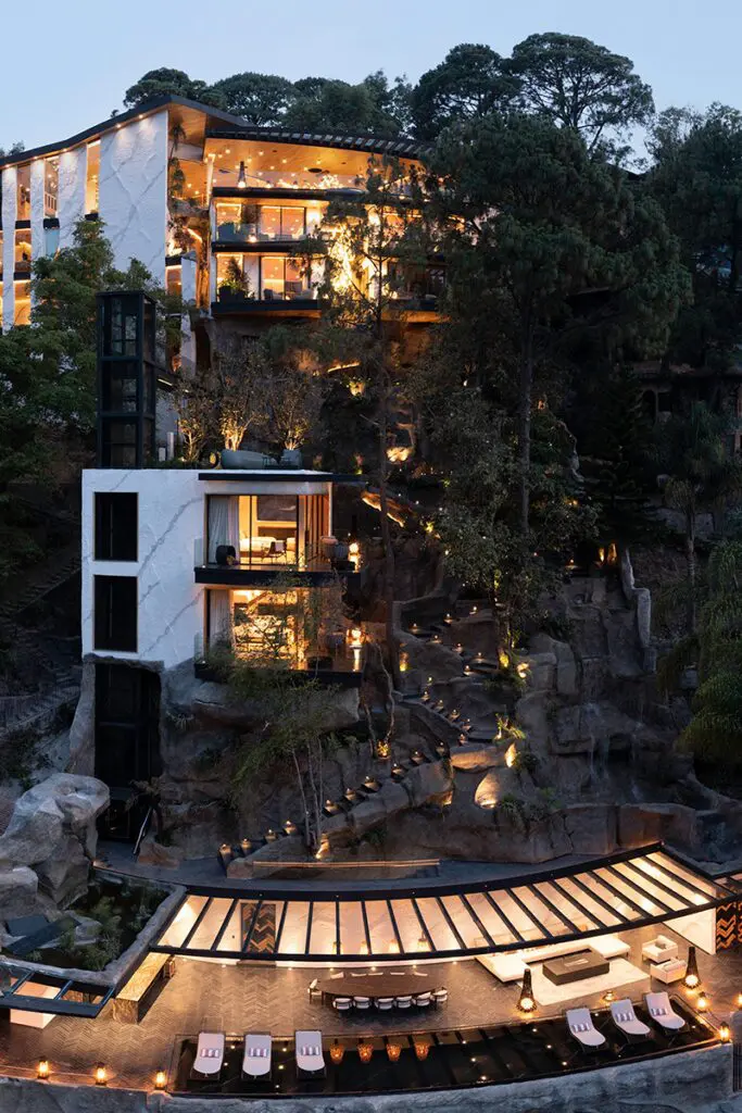 Este edificio está incrustado en la montaña y se mimetiza con la naturaleza