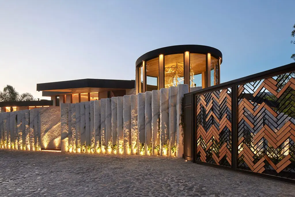 Este edificio está incrustado en la montaña y se mimetiza con la naturaleza