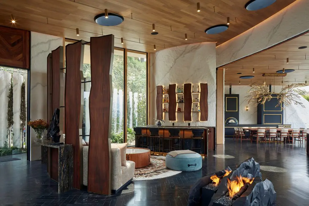 Este edificio está incrustado en la montaña y se mimetiza con la naturaleza