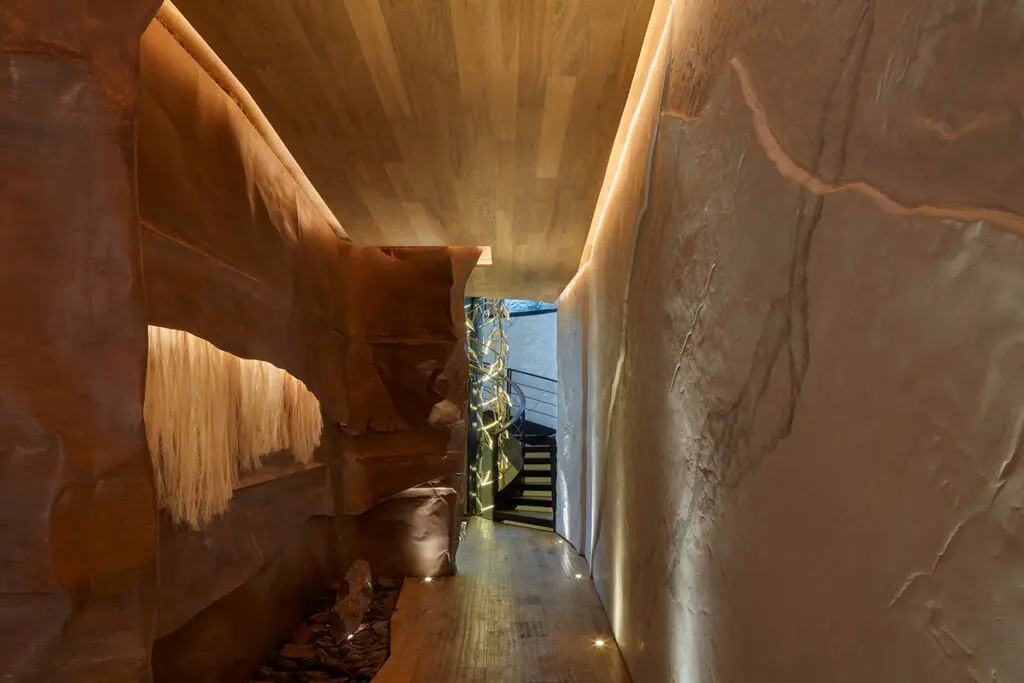 Este edificio está incrustado en la montaña y se mimetiza con la naturaleza