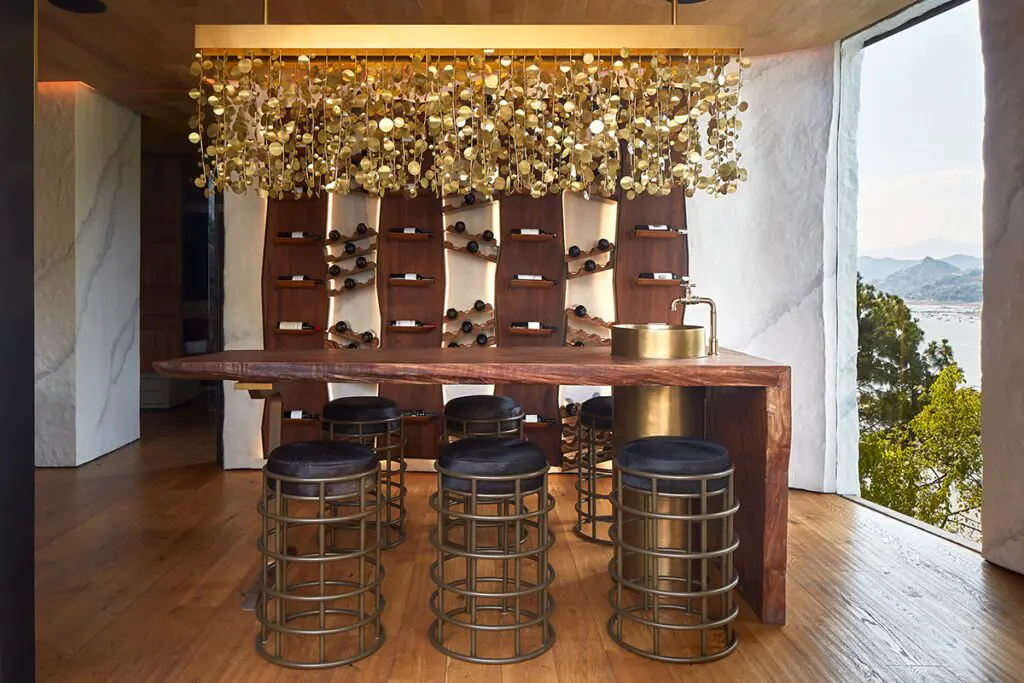 Este edificio está incrustado en la montaña y se mimetiza con la naturaleza