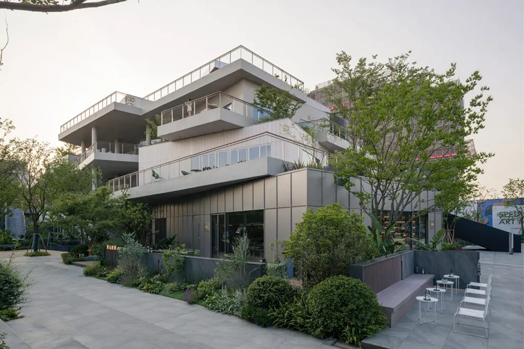 La arquitectura de un edificio que juega con los espacios comerciales y el entorno