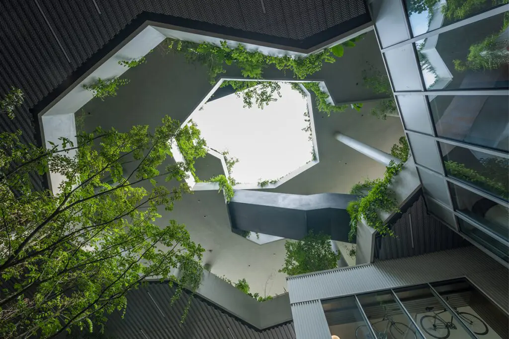 La arquitectura de un edificio que juega con los espacios comerciales y el entorno