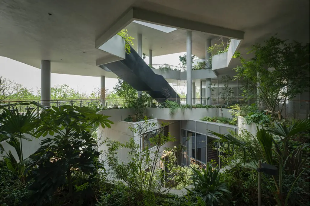 La arquitectura de un edificio que juega con los espacios comerciales y el entorno