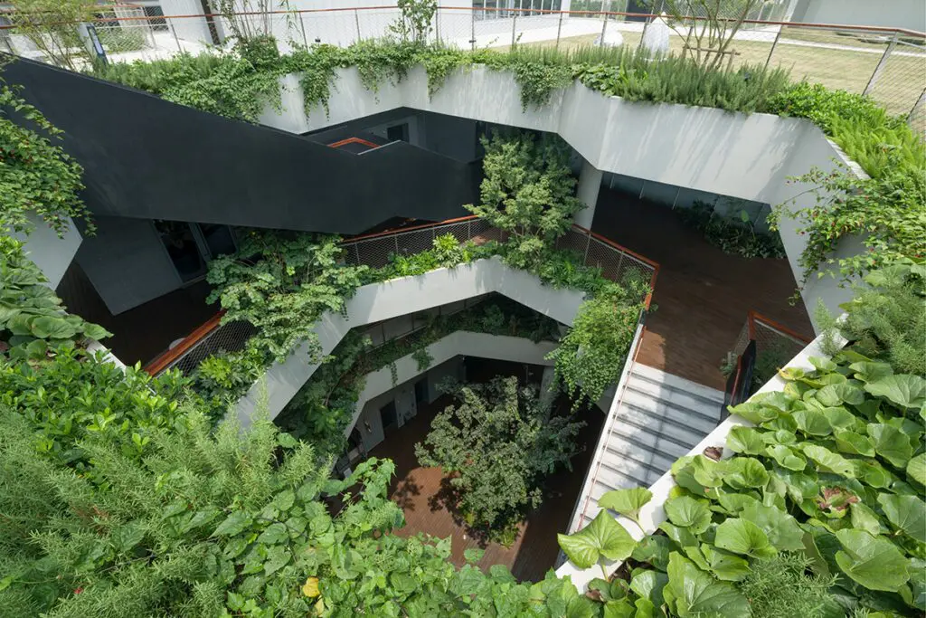 La arquitectura de un edificio que juega con los espacios comerciales y el entorno