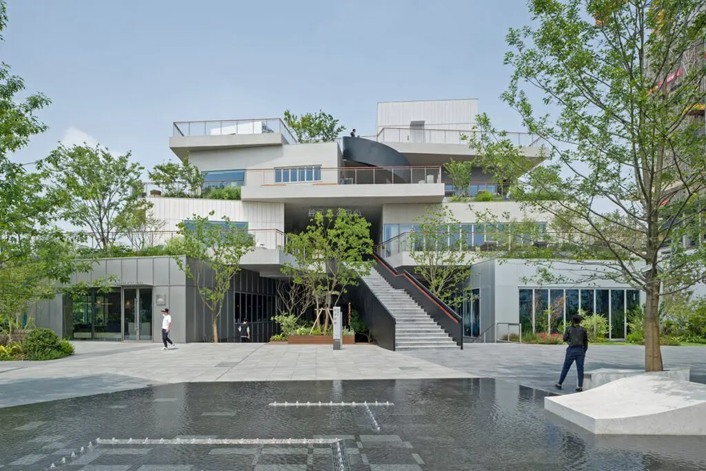 La arquitectura de un edificio que juega con los espacios comerciales y el entorno