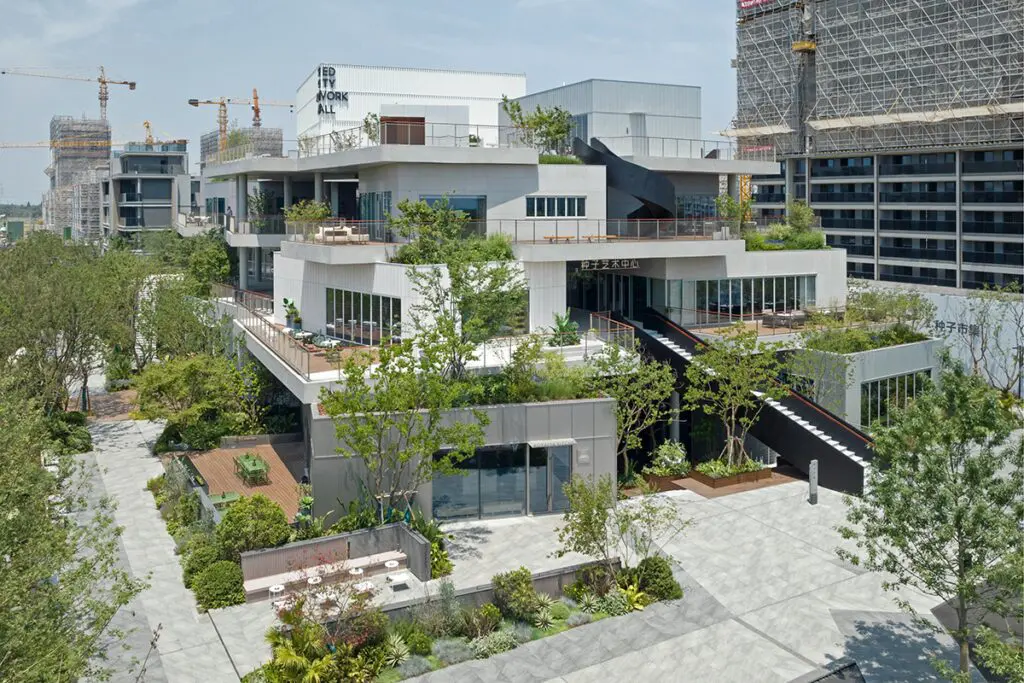 La arquitectura de un edificio que juega con los espacios comerciales y el entorno