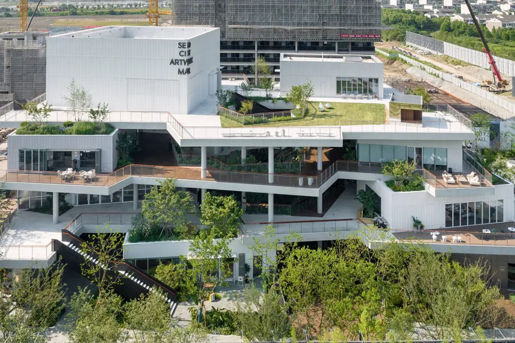 La arquitectura de un edificio que juega con los espacios comerciales y el entorno