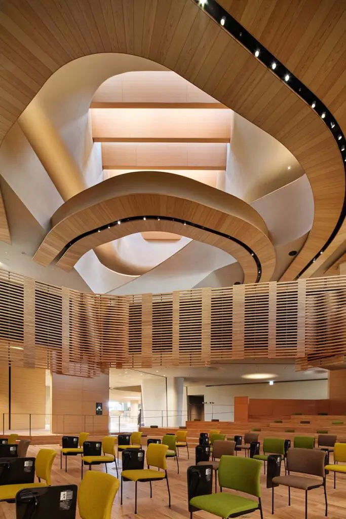 Un edificio en japón con una arquitectura en la que convive la inspiración colectiva