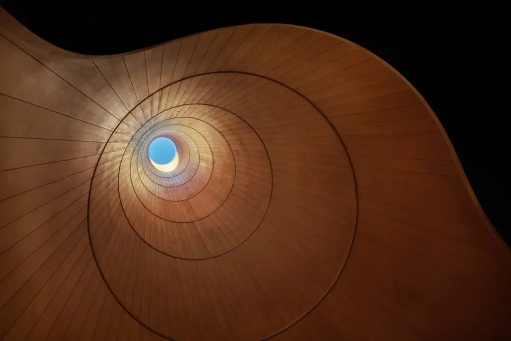 Un edificio en japón con una arquitectura en la que convive la inspiración colectiva