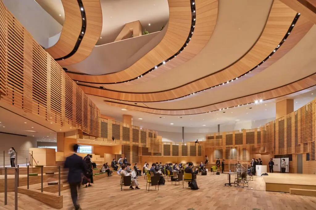 Un edificio en japón con una arquitectura en la que convive la inspiración colectiva