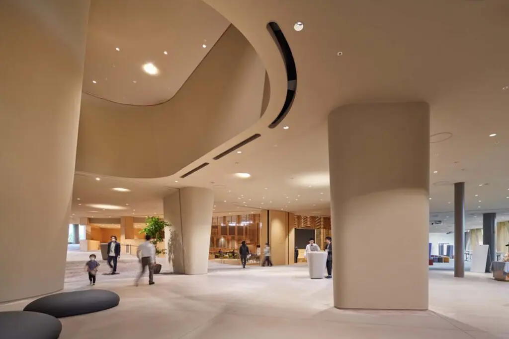 Un edificio en japón con una arquitectura en la que convive la inspiración colectiva