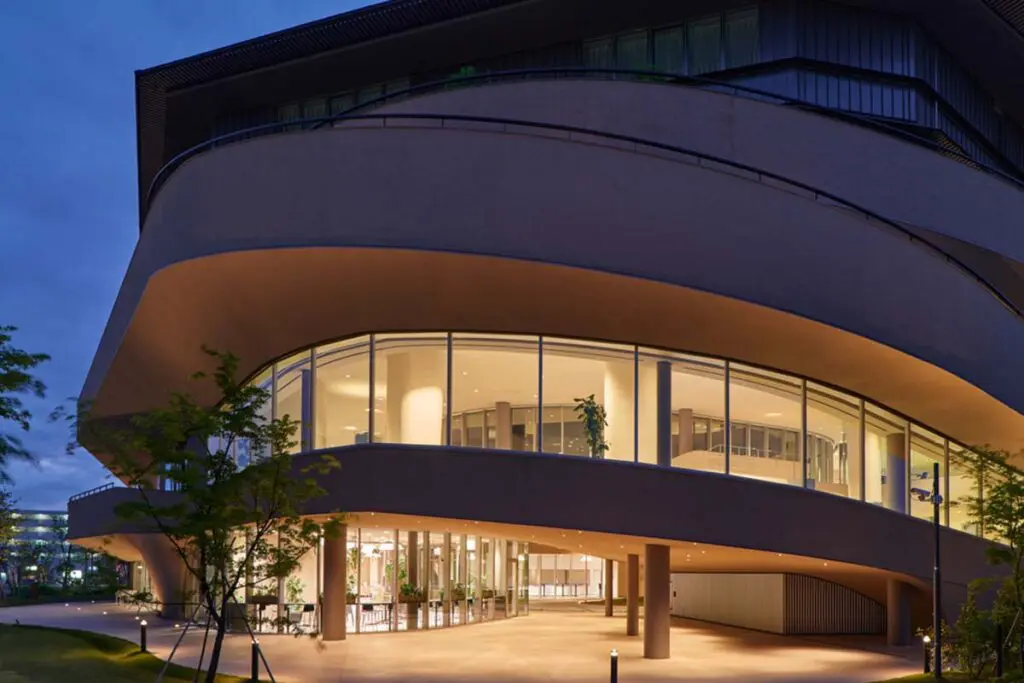 Un edificio en japón con una arquitectura en la que convive la inspiración colectiva