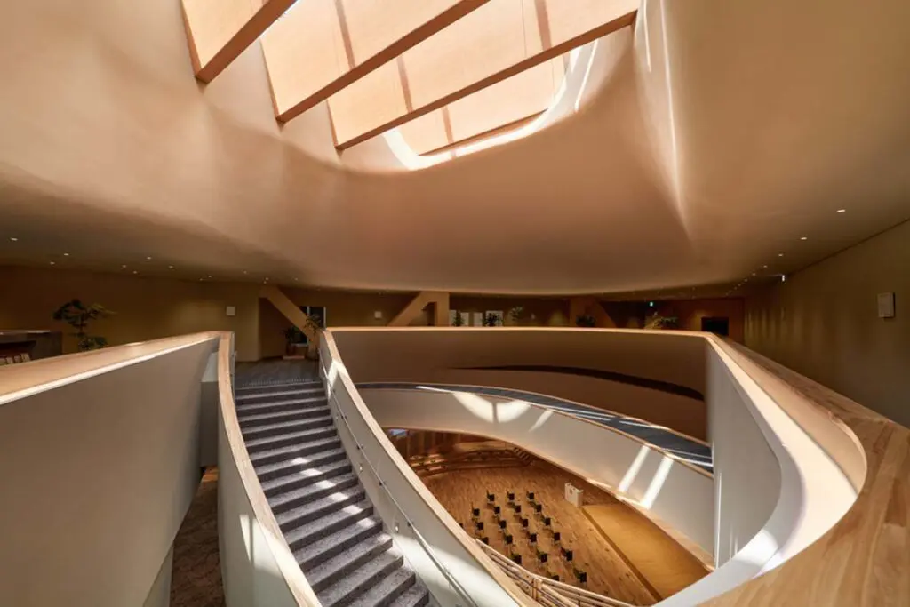 Un edificio en japón con una arquitectura en la que convive la inspiración colectiva