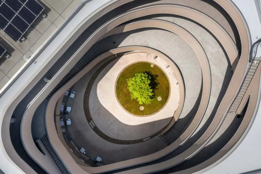 Un edificio en japón con una arquitectura en la que convive la inspiración colectiva