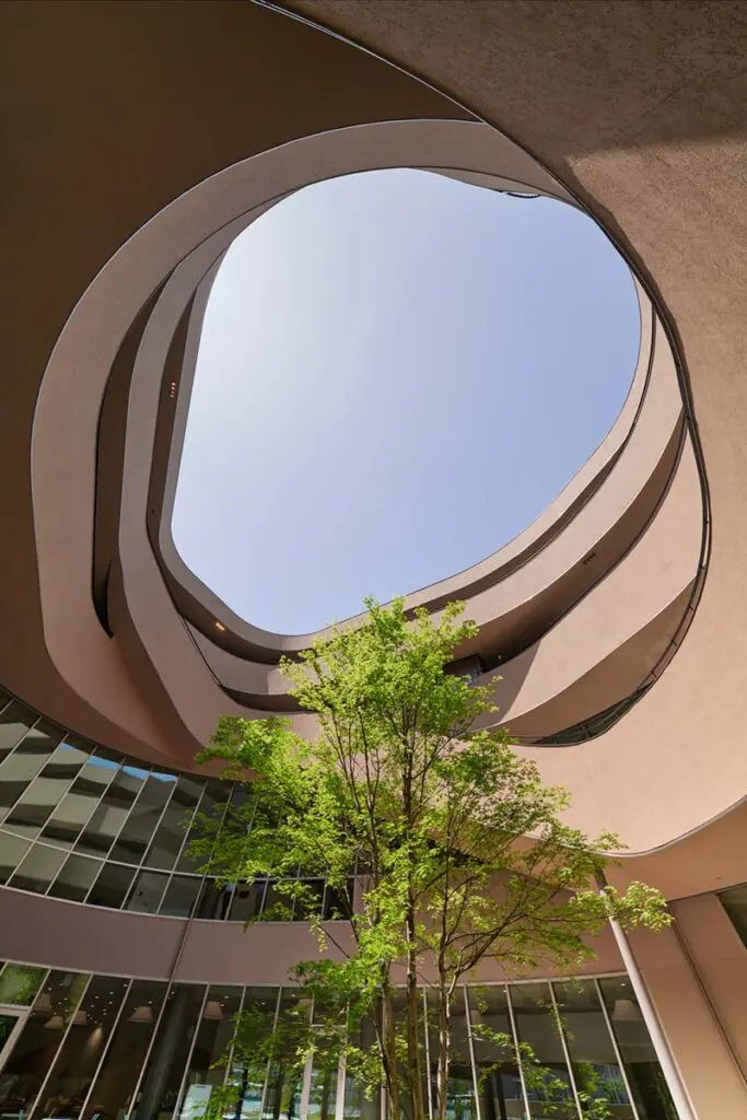 Un edificio en japón con una arquitectura en la que convive la inspiración colectiva