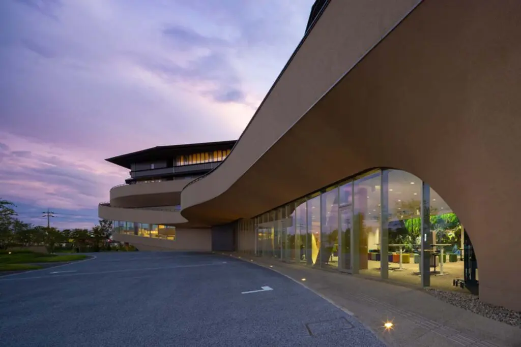 Un edificio en japón con una arquitectura en la que convive la inspiración colectiva