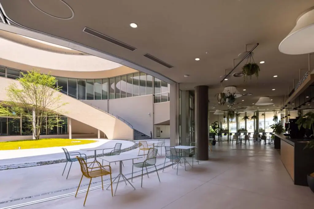 Un edificio en japón con una arquitectura en la que convive la inspiración colectiva