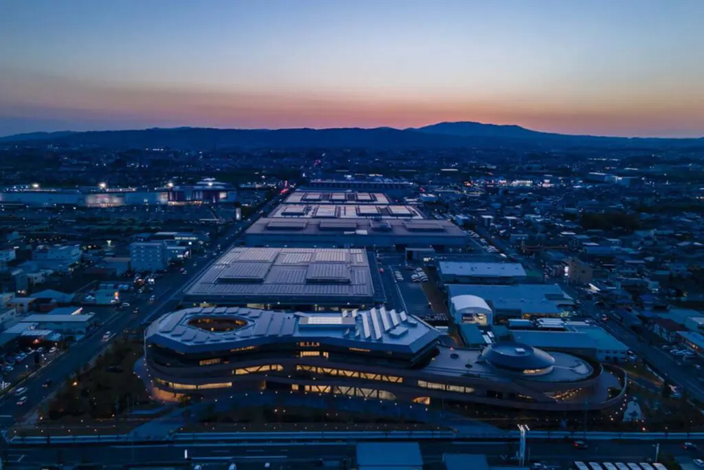 Un edificio en japón con una arquitectura en la que convive la inspiración colectiva