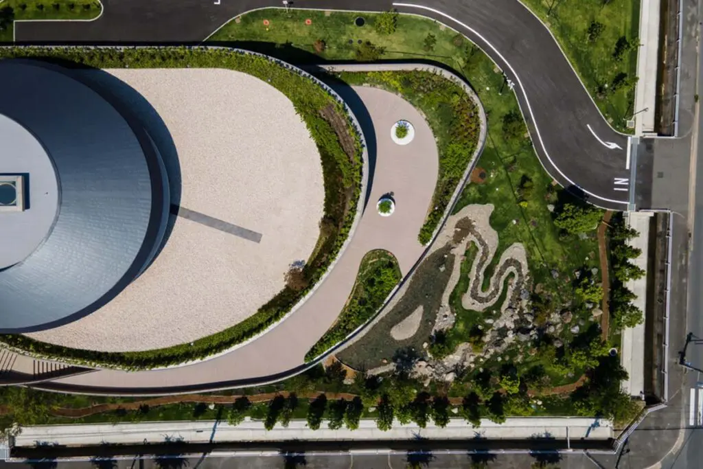 Un edificio en japón con una arquitectura en la que convive la inspiración colectiva