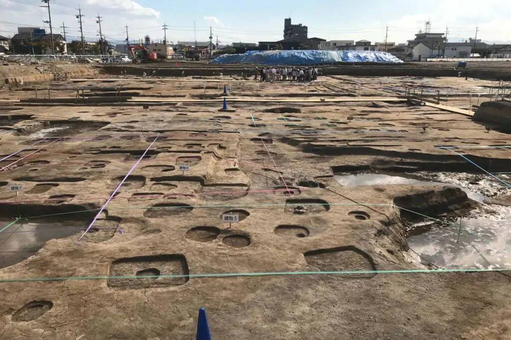 Un edificio en japón con una arquitectura en la que convive la inspiración colectiva