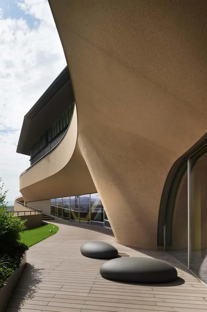 Un edificio en japón con una arquitectura en la que convive la inspiración colectiva