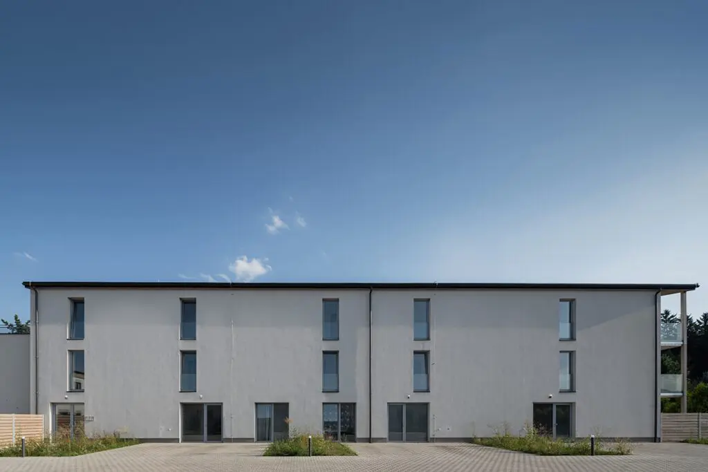 Un edificio residencial en una colina cuyo diseño permite gozar del entorno natural