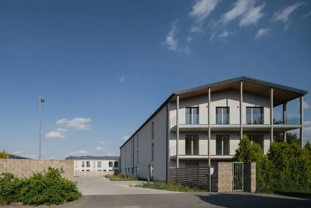 Un edificio residencial en una colina cuyo diseño permite gozar del entorno natural