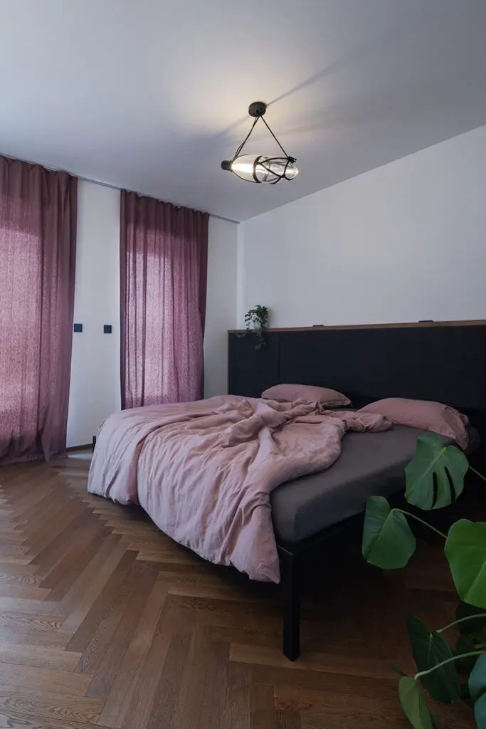 Un edificio residencial en una colina cuyo diseño permite gozar del entorno natural