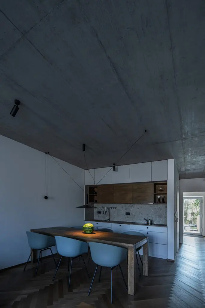 Un edificio residencial en una colina cuyo diseño permite gozar del entorno natural