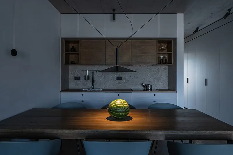 Un edificio residencial en una colina cuyo diseño permite gozar del entorno natural