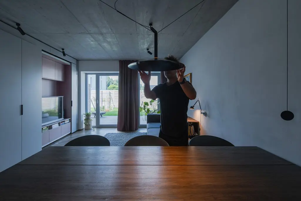 Un edificio residencial en una colina cuyo diseño permite gozar del entorno natural