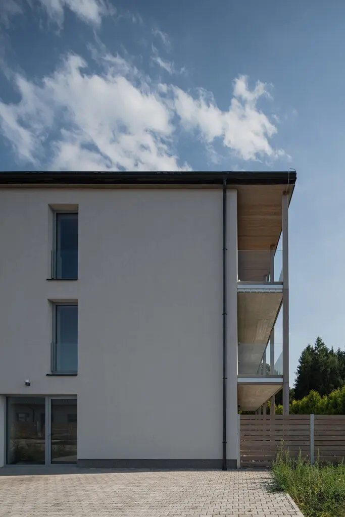 Un edificio residencial en una colina cuyo diseño permite gozar del entorno natural